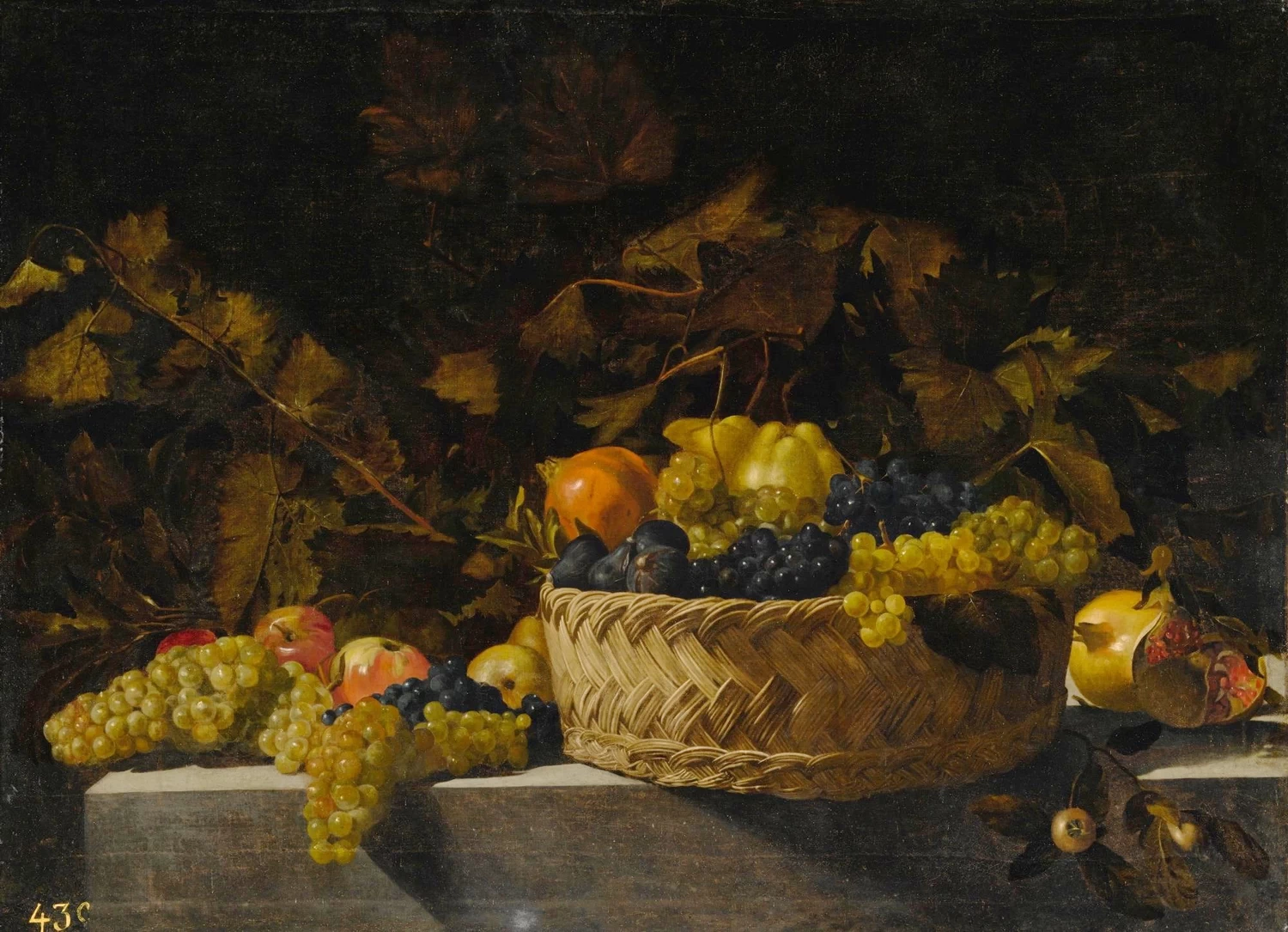 Cesto di frutta su un ripiano di pietra